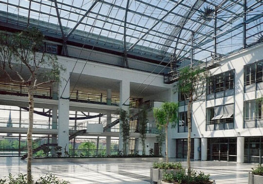 Atrium near city centre (400 people)